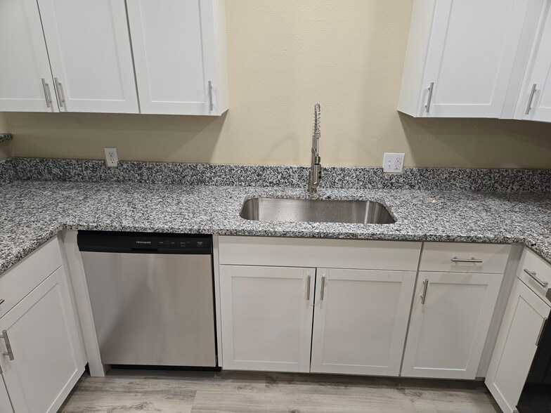 Building Photo - 123 N Glenwood Dr