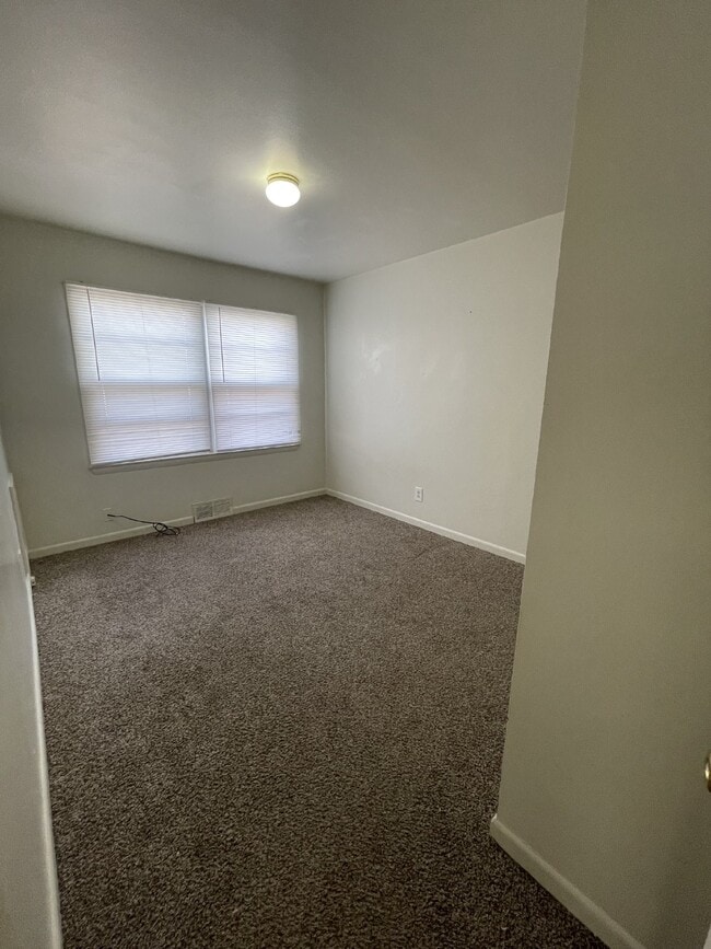 Building Photo - 2-Bedroom, 1 Bathroom Apartment Available ...