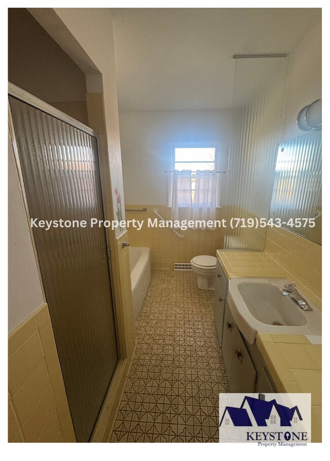 Building Photo - St. Charles Mesa! Spacious 4 Bedroom/1.5 B...