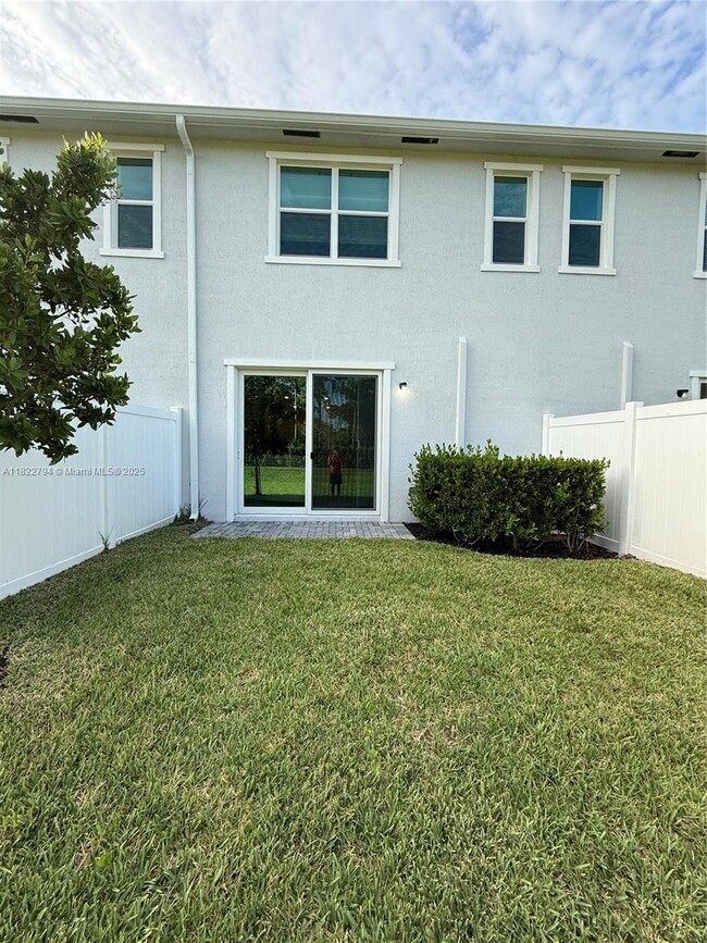 Building Photo - 4576 Hollister Ave