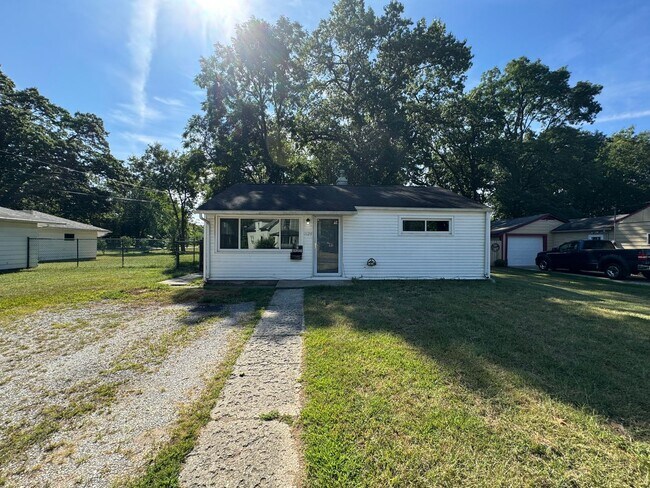 Building Photo - 2 bed, 1 bath Home in Elkhart IN   ACCEPTI...