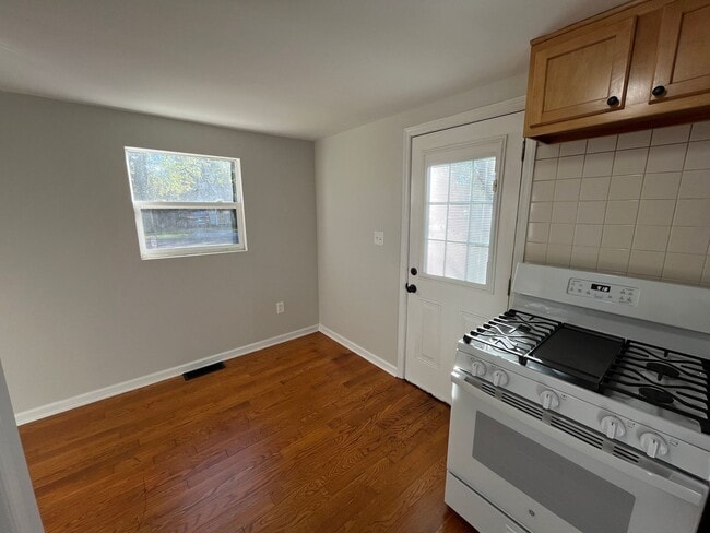 Building Photo - **REMODELED 2-BEDROOM HOME w/ CARPORT IN B...
