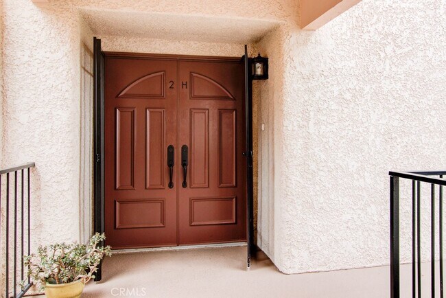 Building Photo - 5500 Paseo Del Lago W
