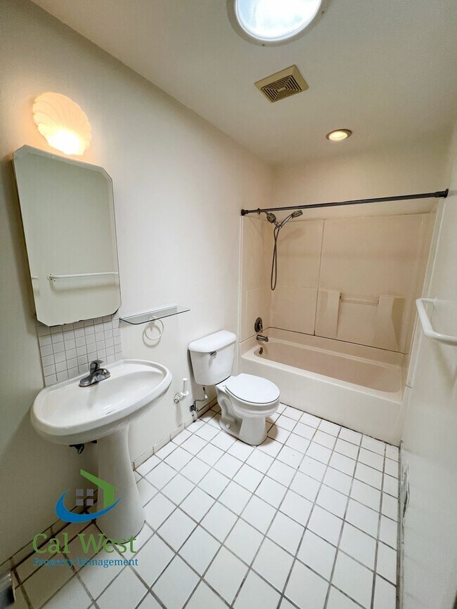 Building Photo - $3695 - 2 Bed/1.5 Bath Duplex in Santa Clara w/ Attached Garage