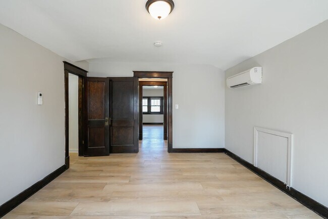 Building Photo - Check out this gem in Schnitzelburg!!