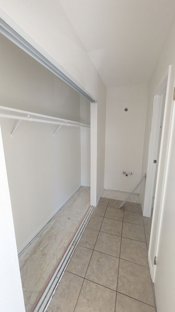 Building Photo - Refreshed condo in Gated Community