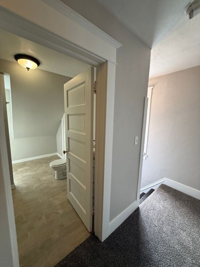 Building Photo - Large 4 Bed House with Fenced Yard