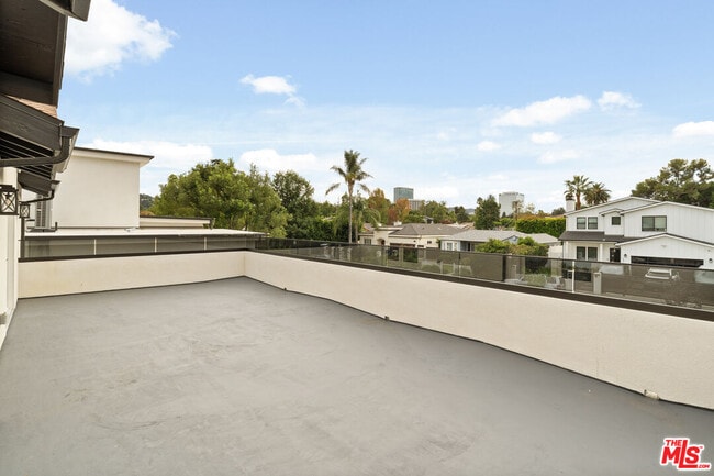 Building Photo - 4824 Saloma Ave