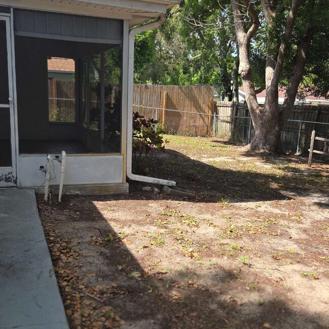 Building Photo - Freshly painted 2/2 Home with garage