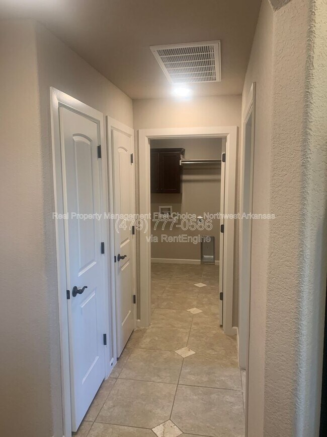 Building Photo - 1630 Abbey Ln