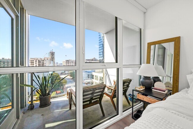 Building Photo - 750 N Hudson Ave