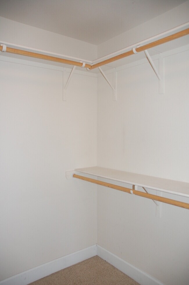 Building Photo - Great Condo in Roseville