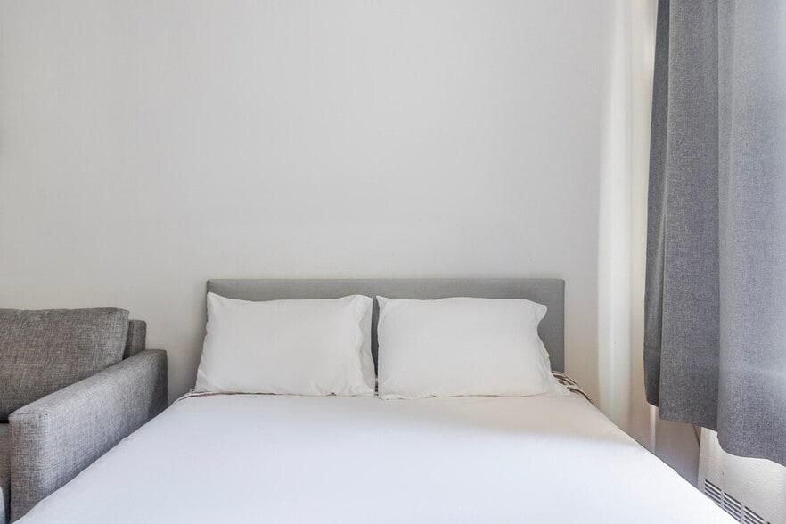 Building Photo - 318 E 80th St