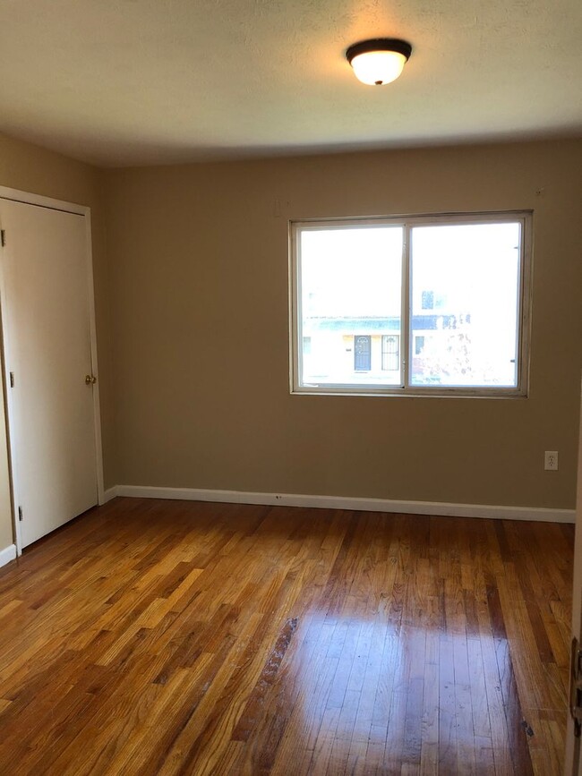 Building Photo - 2 BED 1.5 BATH CONDO IN WARRENSVILLE HEIGHTS!