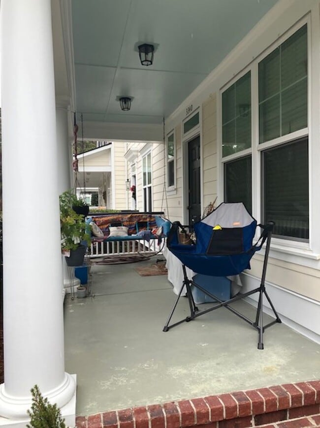 Building Photo - Fully Furnished: Stunning 3 - Bedroom 2.5 ...