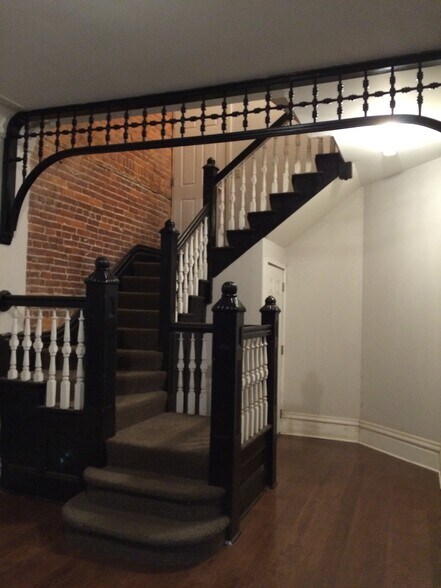 Entryway with classic Victorian details - 5960 Alder St