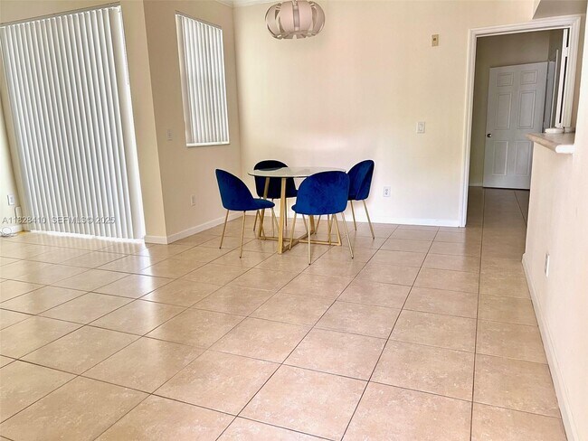 Building Photo - 3115 NE 184th St