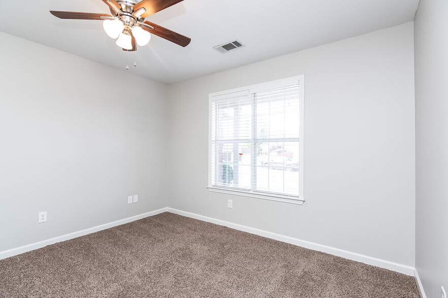 Building Photo - 9785 Kingsridge Dr