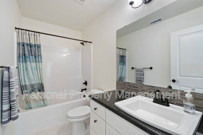 Building Photo - 13600 NE 110th Way