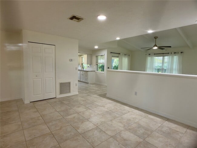 Building Photo - 4001 Oakhurst Dr