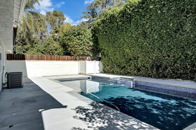 Building Photo - 5346 Tyrone Ave