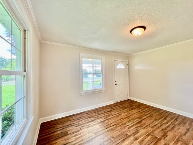 Building Photo - Updated 2 Bedroom