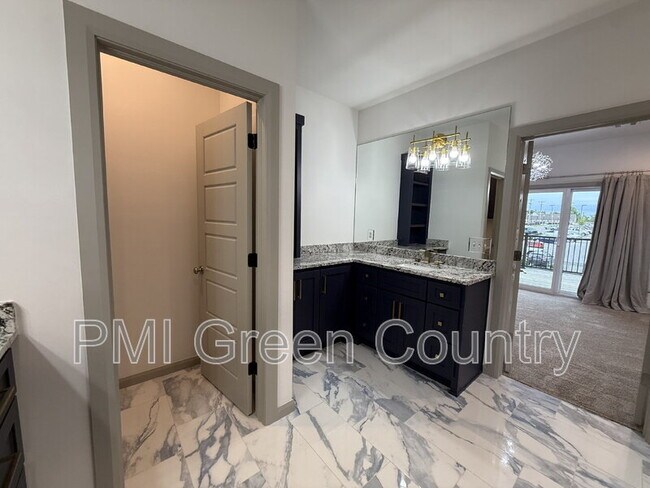 Building Photo - 130 E Elgin St