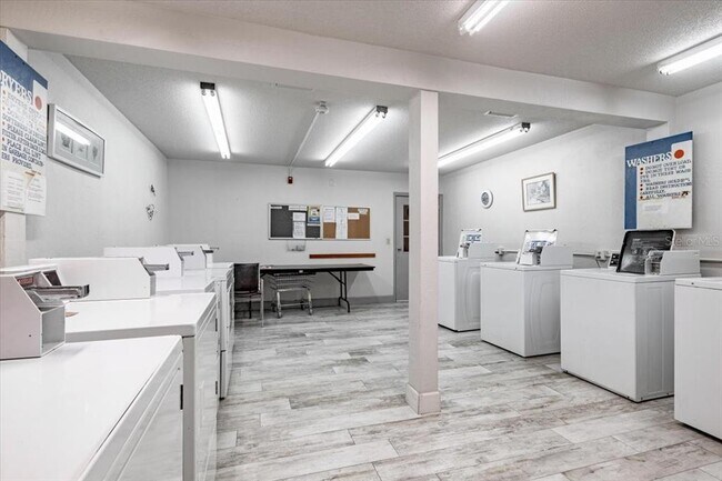 Building Photo - 3800 Saxon Dr