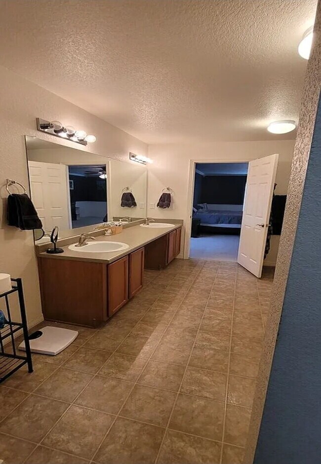 Building Photo - Spacious 3 Bed, 2.5 Bath home with Loft
