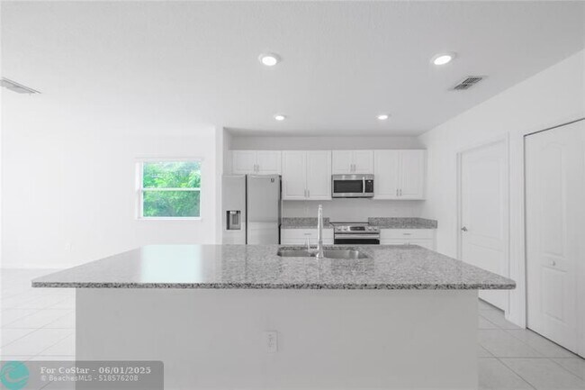 Building Photo - 3537 SW San Benito St