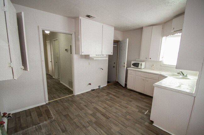 Building Photo - Close to Local Amenities and Downtown