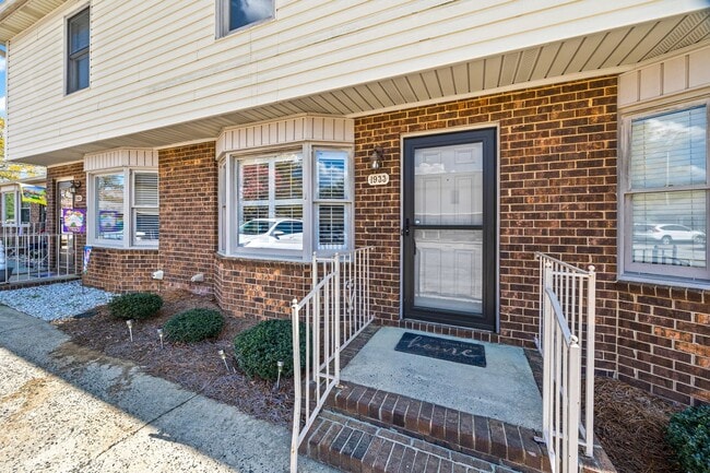 Building Photo - Beautifully updated 2-bed, 1.5 bath Condo in Winn Barr of Rock Hill!