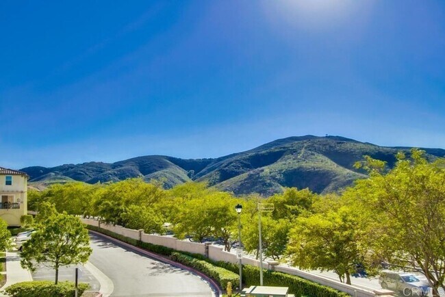 Building Photo - Spacious 3 Bed / 3 Bath Townhome with 2-Car Garage in Gated San Marcos Community