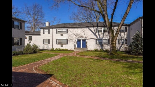 Building Photo - 555 Main St