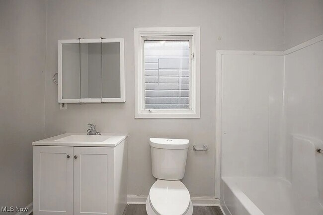 Building Photo - Four Bed 2 Full Bath in Lorain- FIRST MONTH RENT HALF OFF!