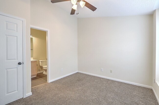 Building Photo - Move in Ready Townhouse in Summer Wood!