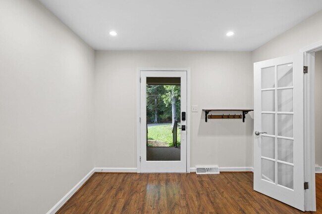 Building Photo - Spacious 4-Bedroom Home with Fenced Yard in Hampton Woods
