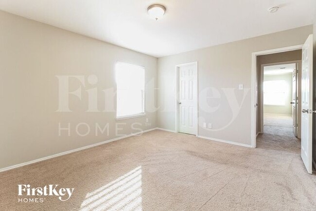 Building Photo - 204 Clydesdale St