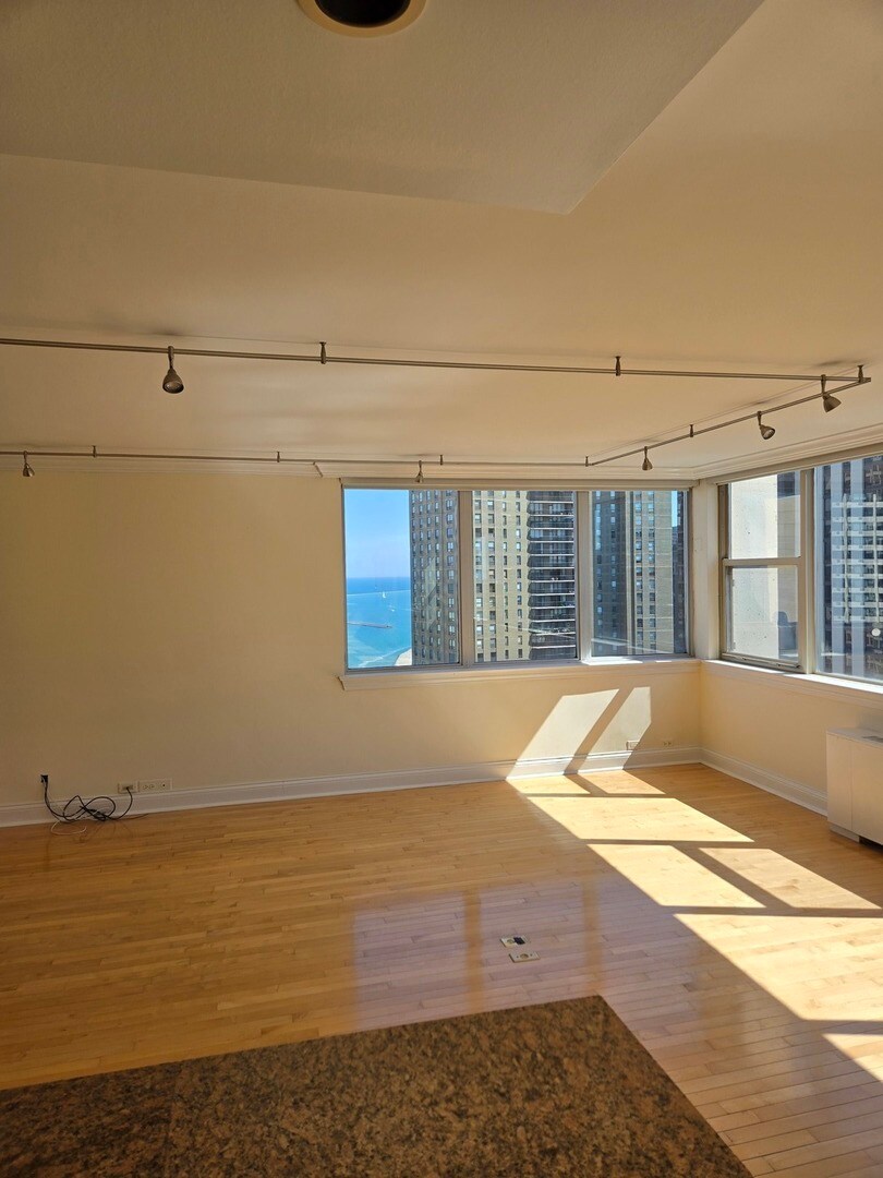 Building Photo - 40 E Cedar St