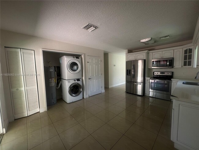 Building Photo - 3104 Tarpon Dr