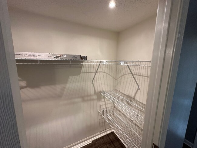 Building Photo - End Unit Townhouse for Rent