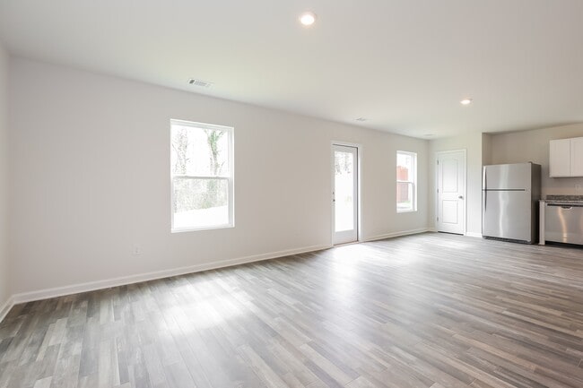 Building Photo - 123 Colonial Walk