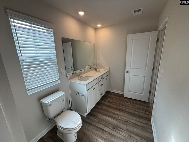 Building Photo - 520 Richmond Rd