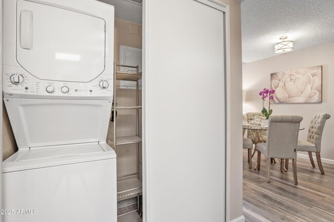 Building Photo - 719 E Lola Dr