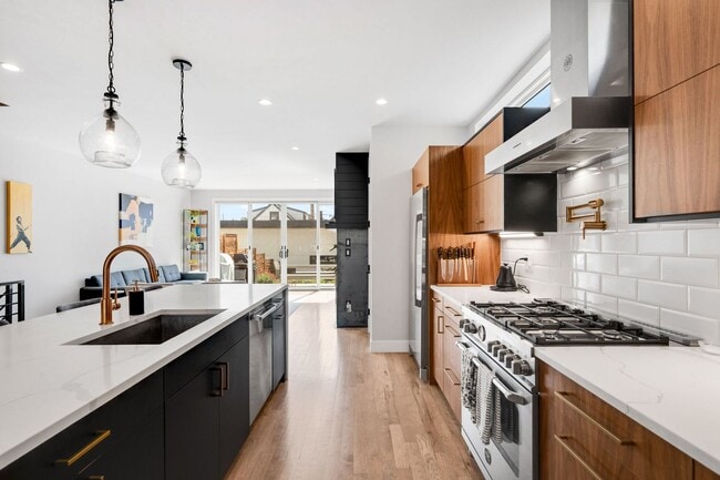 Building Photo - Luxury 4BD, 5BA Duplex in LoHi with Covered Rooftop Deck