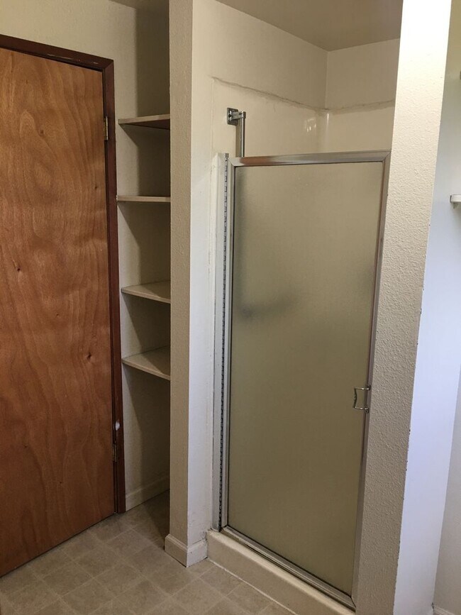 Building Photo - ch/lo06