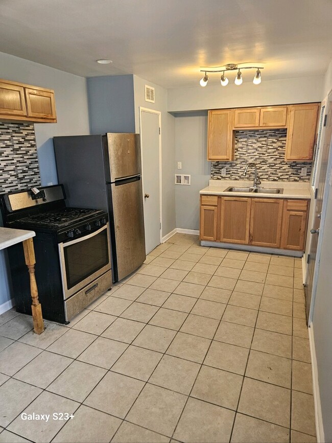 Building Photo - Great 3 bedroom home