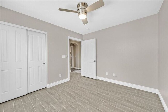 Building Photo - Stunning 3-Bedroom Townhome with Spacious Backyard & Fireplace