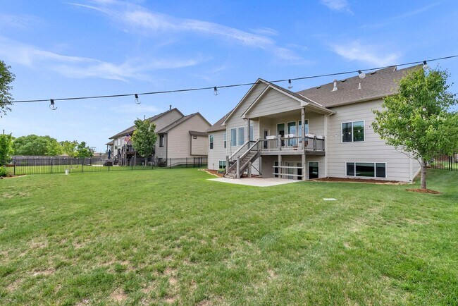 Building Photo - Luxury Home - Month-to-Month or 6-month Le...