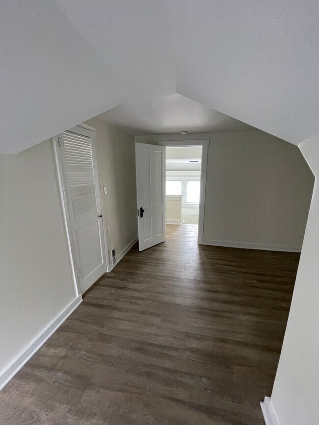 Building Photo - 299 Reinhard Ave